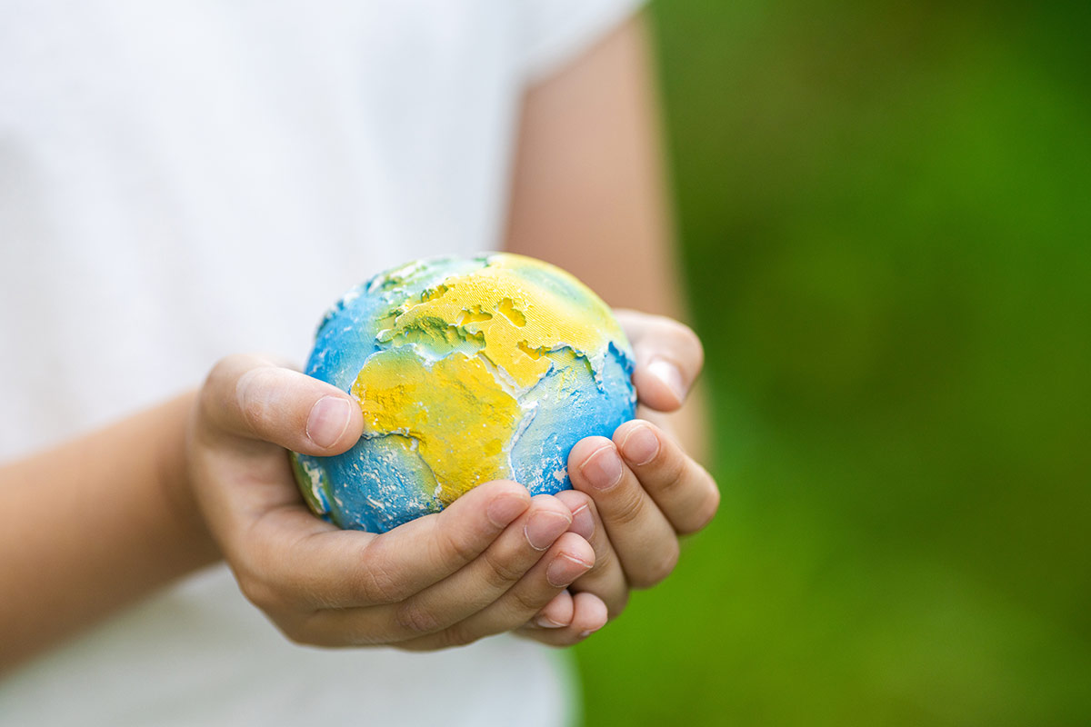 Politicas de Seguridad kid holding small planet in hands against spring o 2022 12 08 16 27 43 utc